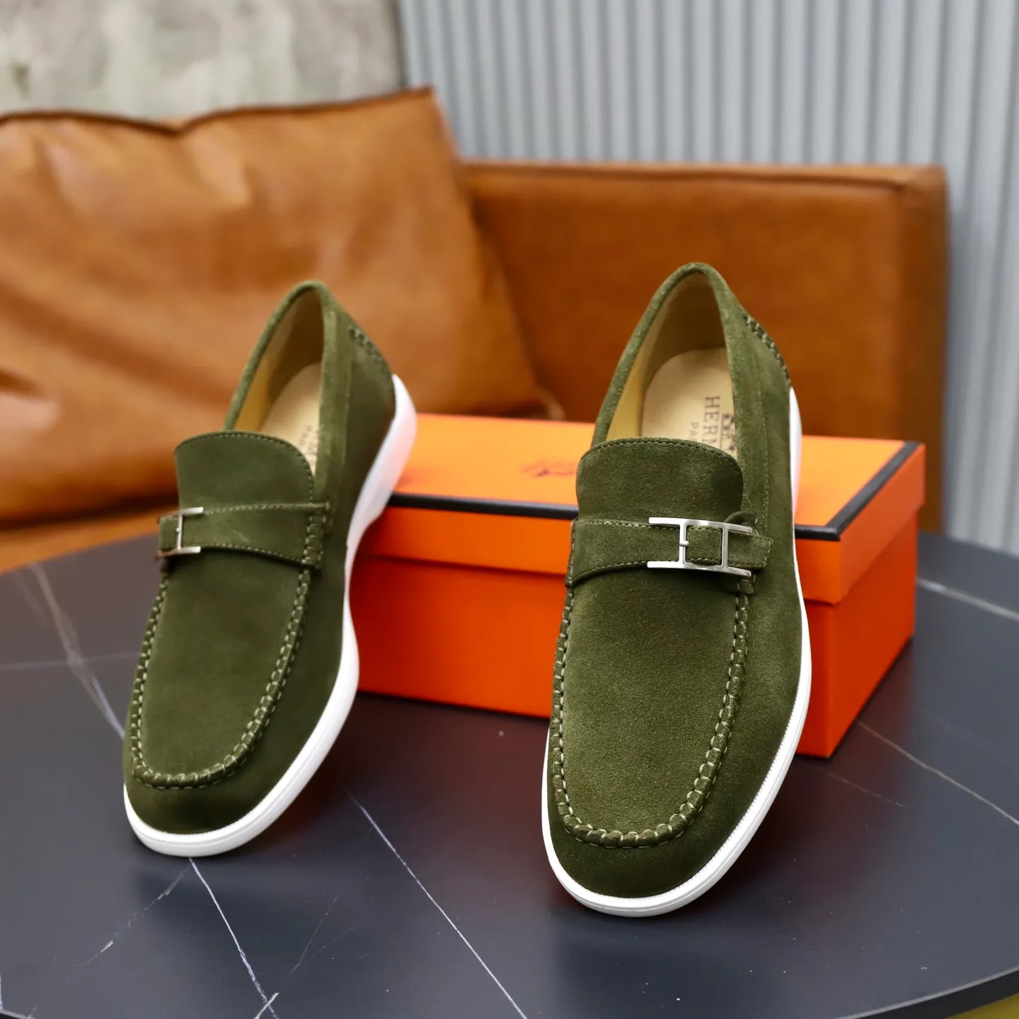 Ex-factory price: 540💰Hermès/Hermès slip-on men's shoes. This shoe is made of imported cow suede leather, with simple and smooth lines, and a 3CM rubber foam ultra-light sole combined with aerodynamic design! Youthful and fashionable, H button decoration, contrasting leather embellishment on the heel, calf lining to gently wrap your feet, with embossed logo cowhide feet, leather rock strips, casual and urban style, highlighting youthful vitality, sports and leisure version, super versatile Size number: 38-39-40-41-42-43-44 Standard leather shoe size (45 can be customized but does not support returns)